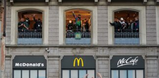 Milano, al ristorante McDonald’s di Piazza Duomo a sorpresa arriva Ghali