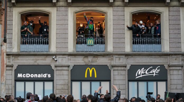 Milano, al ristorante McDonald’s di Piazza Duomo a sorpresa arriva Ghali