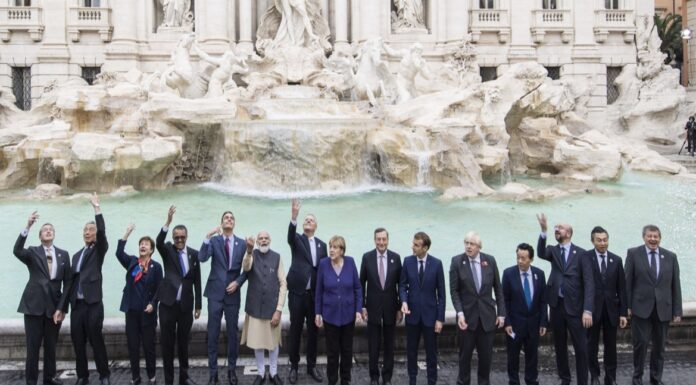 G20, Draghi e i leader a Fontana di Trevi lanciano la monetina