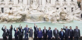 G20, Draghi e i leader a Fontana di Trevi lanciano la monetina