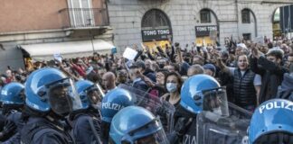 Scontri con la polizia al corteo no Green Pass a Roma, attaccata la sede della Cgil
