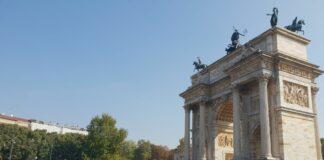 Green Pass, protesta di 500 No Vax all’Arco della Pace a Milano