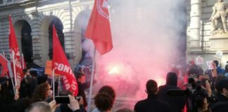 Mille in corteo a Torino contro il governo, bruciata gigantografia di Draghi