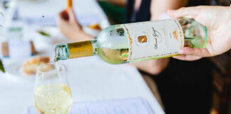 Con Vivi di Gusto la buona tavola è online vino versato in calice