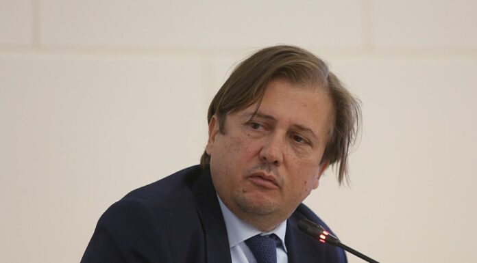 Vaccino, Sileri: “Per la terza dose priorità anche ai docenti”