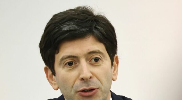 Covid, Speranza “Accelerare con richiami, superate 2 mln terze dosi”