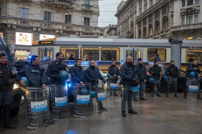MILANO NO GREEN PASS POLIZIA POLIZIOTTO POLIZIOTTI ANTISOMMOSSA