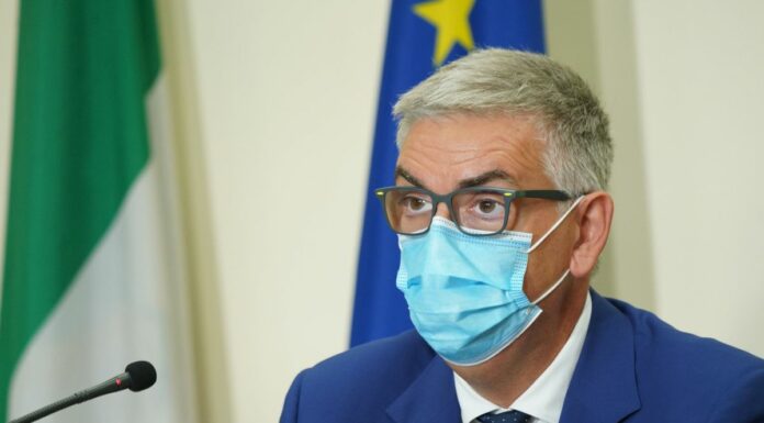 Covid, Brusaferro “Curva si può frenare, ma tutti devono vaccinarsi”