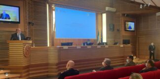 Camici e divise contro il Covid, l’impegno dei medici e della difesa