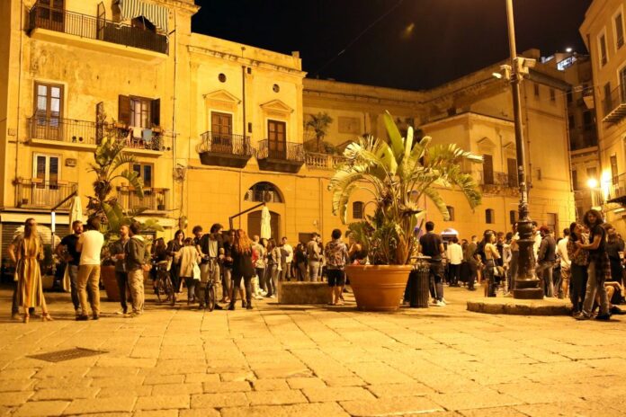 MOVIDA NEL CUORE DI PALERMO ASSEMBRAMENTI DI RAGAZZI