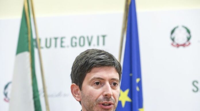 Vaccino, Speranza “Anticipo al 22 novembre richiami 40-59 anni”