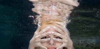 Uno shooting subacqueo per la campagna contro la violenza sulle donne