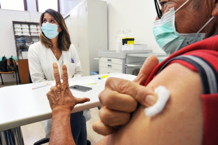 VACCINAZIONI ANTI COVID-19, AL VIA LE TERZE DOSI PER I PAZIENTI DIALIZZATI AL POLICLINICO DI BARI