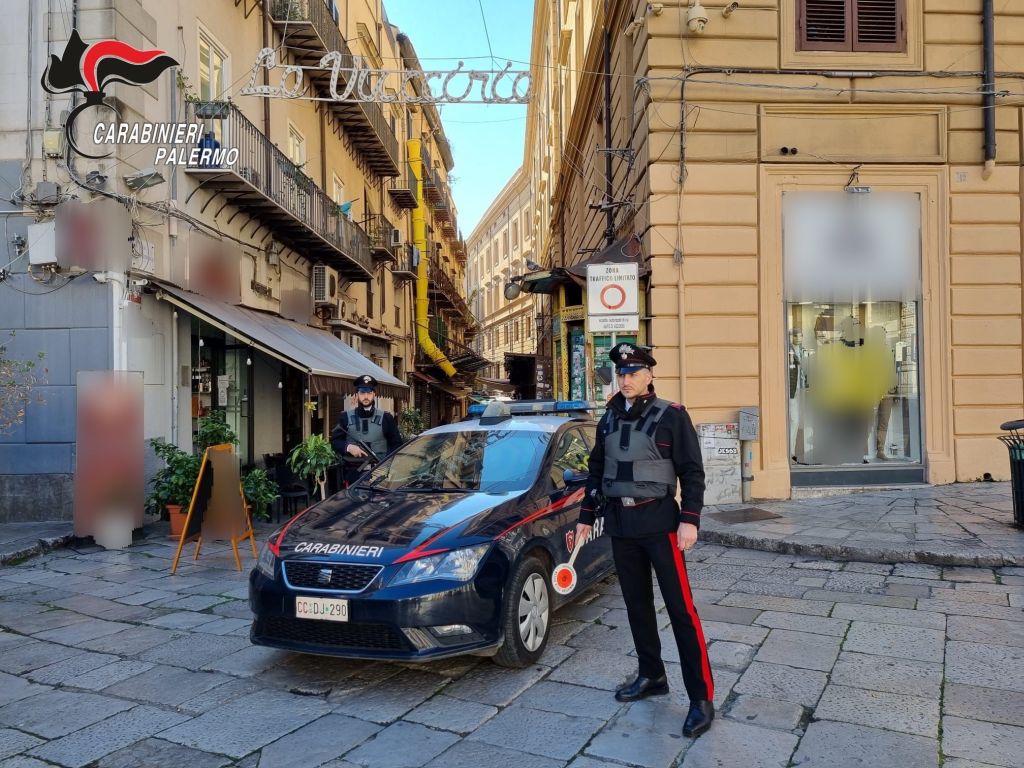 Droga nelle strade della movida di Palermo, sette arresti