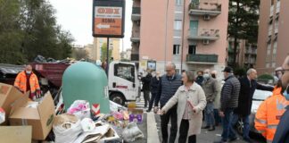 Rifiuti, blitz di Gualtieri e Alfonsi nel quartiere Don Bosco a Roma