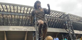 Un anno senza Diego, inaugurata una statua al Maradona