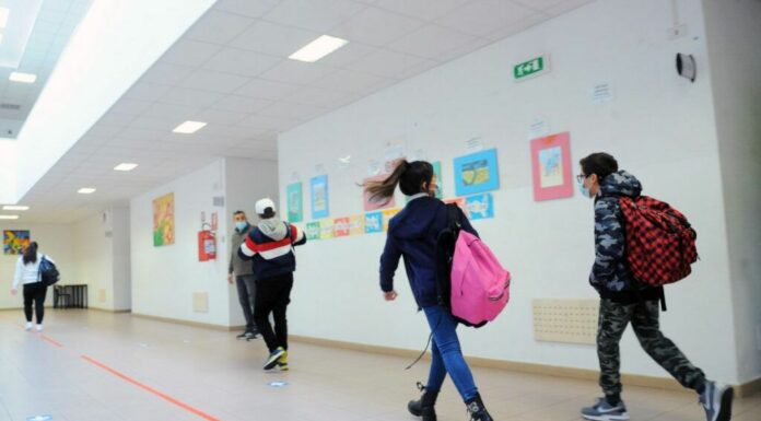 Covid, in Sicilia incidenza ancora alta in età scolare