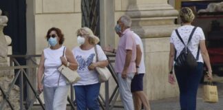 Covid, Zingaretti a sindaci e prefetti “Valutate mascherine all’aperto”