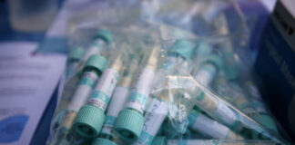 Covid, i casi continuano a crescere con l’incognita variante Omicron