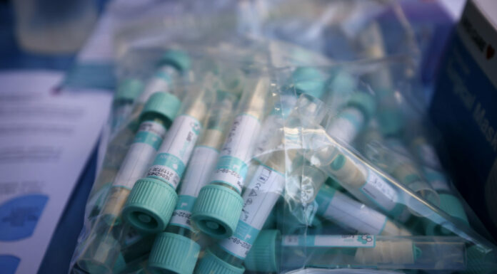 Covid, i casi continuano a crescere con l’incognita variante Omicron