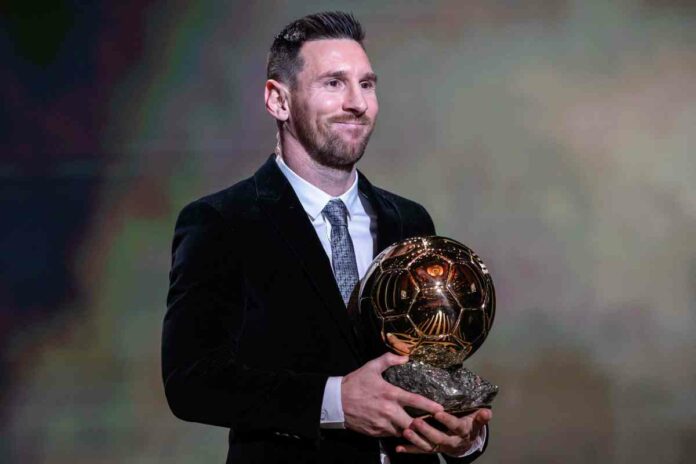 (191203) -- PARIS, Dec. 3, 2019 (Xinhua) -- Barcelona s Argentinian forward Lionel Messi poses with the trophy during t