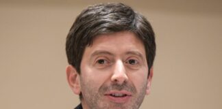 Vaccino, Speranza “Correre con la terza dose”