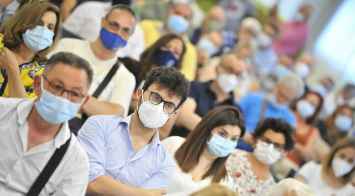 Covid, in Sicilia più controlli e mascherine all’aperto