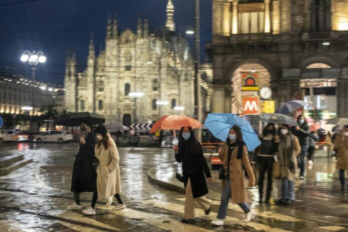 PERSONE A PASSEGGIO PER LE STRADE DI MILANO