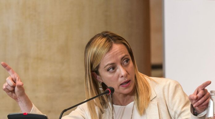 Vaccino, Meloni “Desecretare i contratti con le case farmaceutiche”