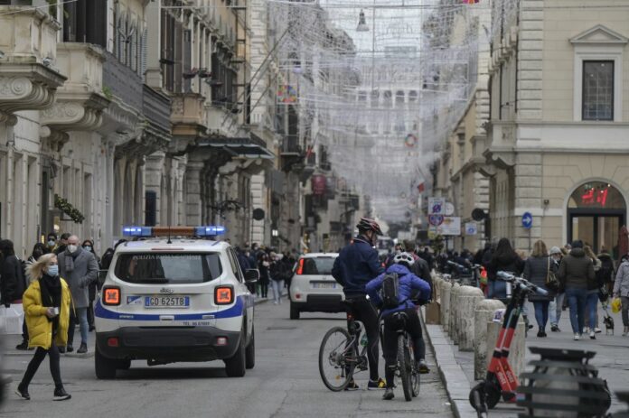 CONTROLLI PER L'OBBLIGO DELLE MASCHERINE IN CENTRO A ROMA