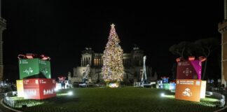 Natale a Roma nel segno della sostenibilità, acceso albero in piazza Venezia