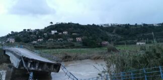 Maltempo, cede ponte San Bartolomeo.Sindaco Castellammare “State a casa”
