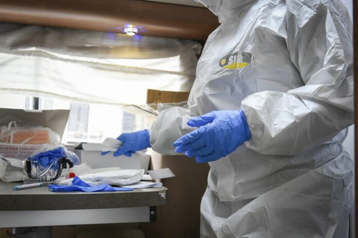 EMERGENZA CORONAVIRUS, I MEDICI DELL'OSPEDALE ELENA D'AOSTA SI RECANO DAI PAZIENTI SOSPETTI POSITIVI PER IL TAMPONE