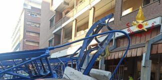 Crolla gru a Torino, morti tre operai. Feriti tre passanti