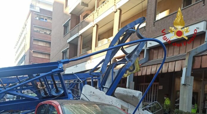 Crolla gru a Torino, morti tre operai. Feriti tre passanti