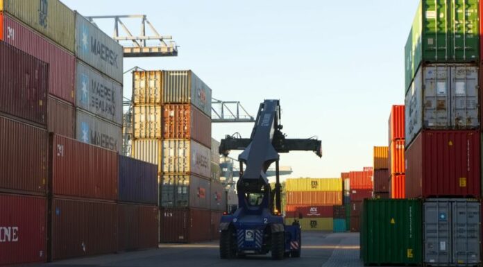 A novembre export in crescita, saldo commerciale in calo