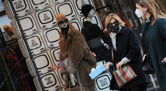 A dicembre sale la fiducia dei consumatori, è in calo per le imprese