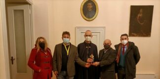 Una statuina in cartapesta donata alle diocesi di Catania e Acireale