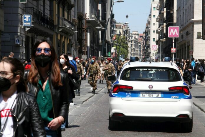 NAPOLI, ZONA ARANCIONE, FOLLA IN CENTRO