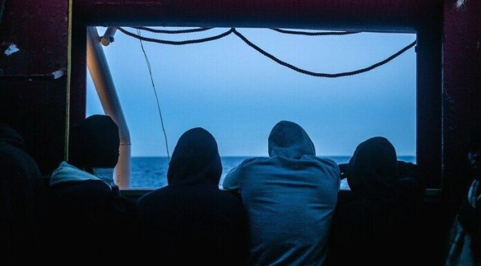 Nave Geo Barents con 558 migranti a bordo diretta in Sicilia