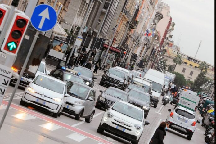 BARI TRA  AUTO E SHOPPING  BASTA DIVIETI PER NATALE