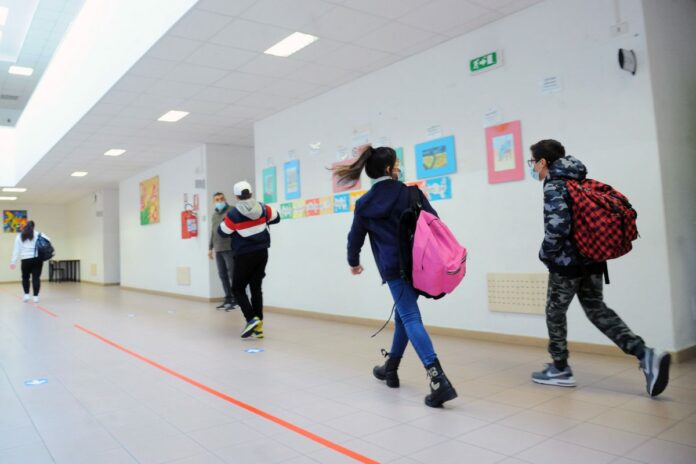COVID-19, RITORNO A SCUOLA PER ELEMENTARI E MEDIE A BARI
