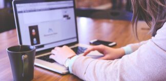 Come valutare la bontà di una connessione a Internet donna che lavora su notebook