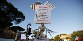 Con la pandemia italiani più negazionisti e irrazionali