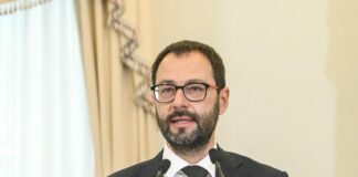 Patuanelli”Nessuna preclusione su Draghi al Colle, ma no crisi al buio”