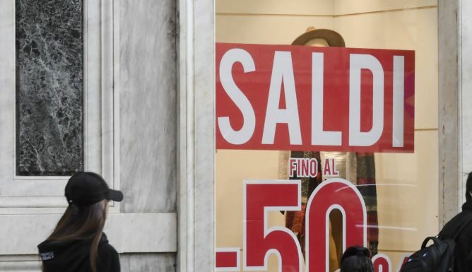 Saldi, sei italiani su dieci pronti a fare acquisti
