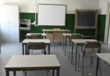 Modena, uno studente punta una pistola al professore in classe