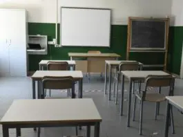 Modena, uno studente punta una pistola al professore in classe