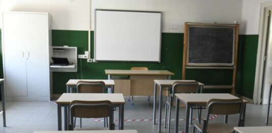 Modena, uno studente punta una pistola al professore in classe