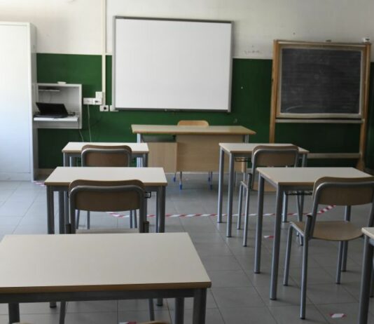 Modena, uno studente punta una pistola al professore in classe